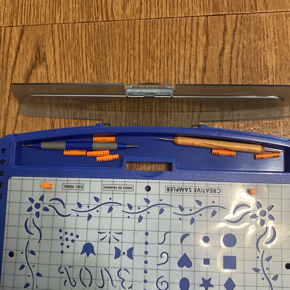 Fiskars Shape Boss Embossing System - Picture 3 of 5